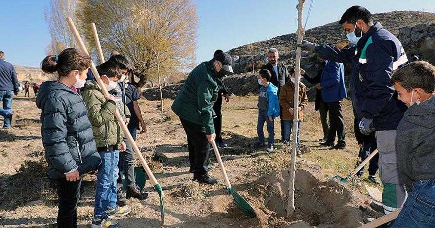 BAŞKAN YALÇIN ALABEYLİ’DE ÇOCUKLARLA AĞAÇ DİKTİ