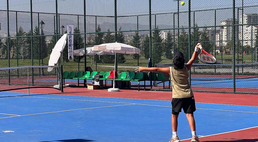 Büyükşehir, 12 Yaş Hafta Sonu Tenis Turnuvası’na Ev Sahipliği Yapıyor