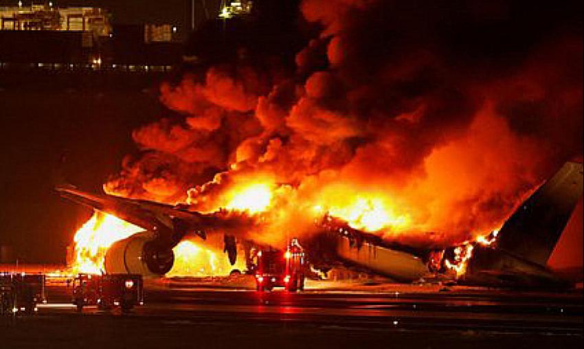 Havaalanında 379 yolcu ölümden döndü