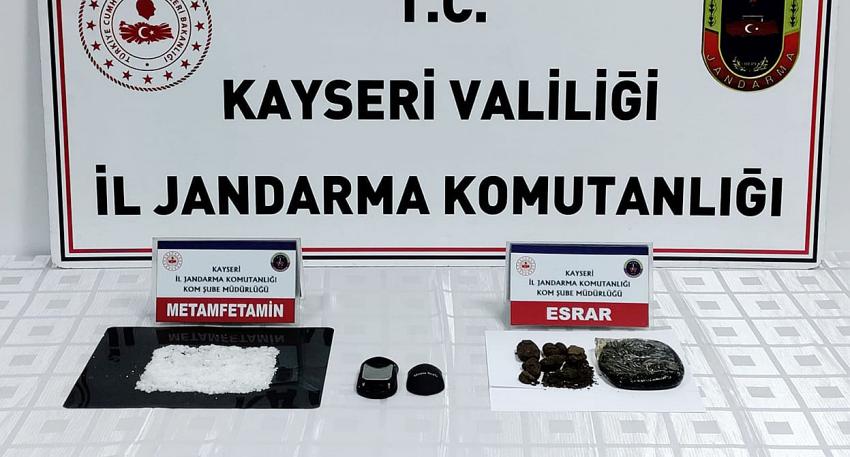 Suriyeli 2 kişi ikametlerinde uyuşturucuyla yakalandı