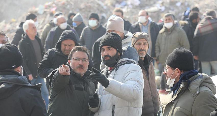 ARAMA KURTARMA ÇALIŞMALARINI YAKINDAN İZLİYOR