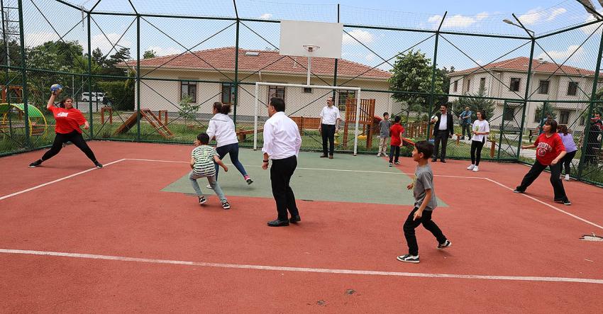 Vali gençlerle futbol ve masa tenisi oynadı