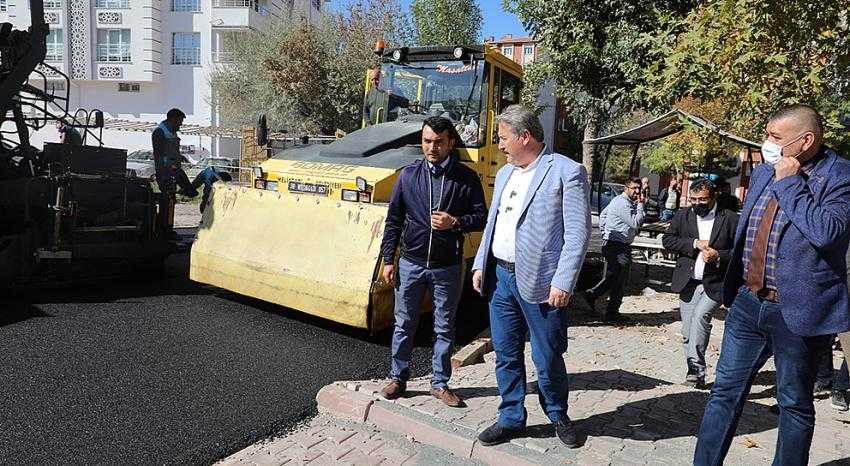 MELİKGAZİ’DE ASFALT ÇALIŞMALARI HIZ KESMEDEN DEVAM EDİYOR