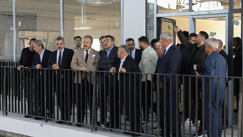 Bakan Tekin Melikgazi Belediyesi Mehmet Altun Havacılık Ve Uzay Bilimleri Lisesi’ni Ziyaret Etti