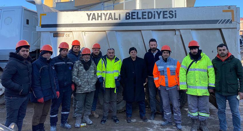 YAHYALI’DAN 24 KAMYON DEPREM BÖLGESİNDE