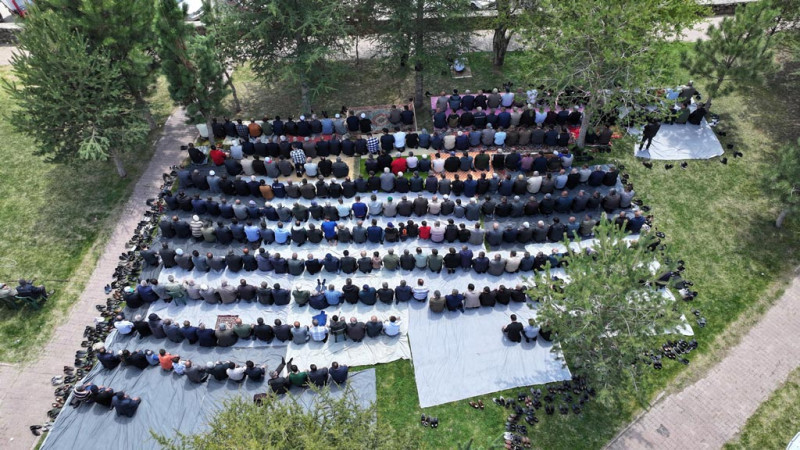 Başkan Çolakbayrakdar, Kırsal Mahallede Vatandaşlarla Bir Araya Geldi