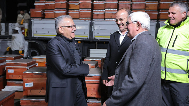 Başkan Büyükkılıç, Şafak Vakti Üreticilere Arılı Kovan Dağıttı