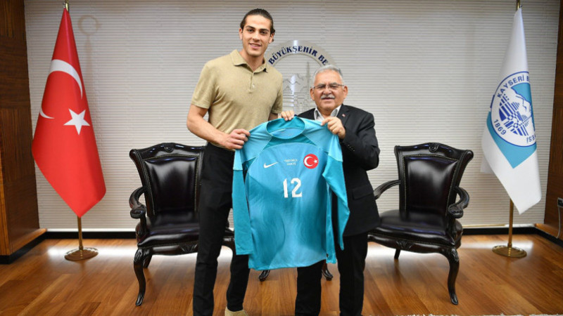 Başkan Büyükkılıç’a, Milli Futbolcu Doğan Alemdar’dan Ziyaret