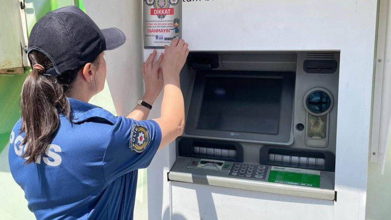 Polis Bankamatiklere afiş asarak vatandaşı uyardı