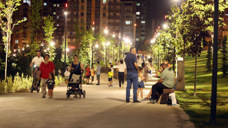 Millet, Daha Açılmadan Bahçesine Akın Etti