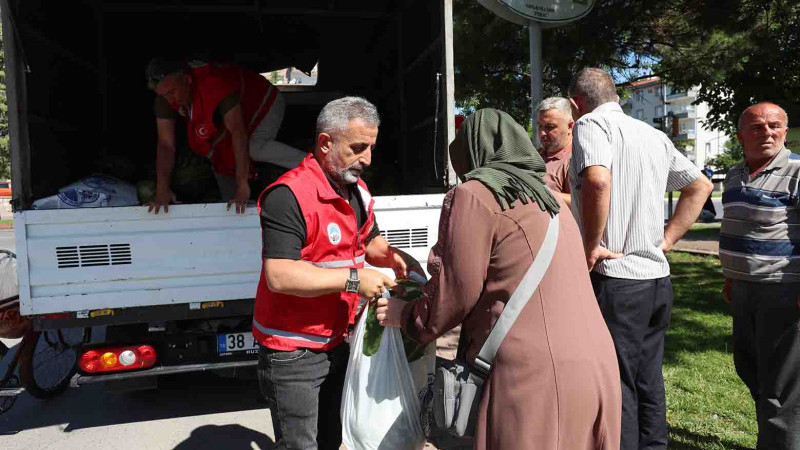 Kayseri’de 1 tır dolusu 17 ton karpuz dağıtıldı 