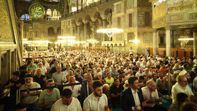 Ayasofya’nın ibadete açılışının 5. yılında sabah namazında dualar Gazze ve tüm mazlumlar için yüksel