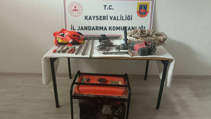Jandarma definecileri uçurumdan aldı