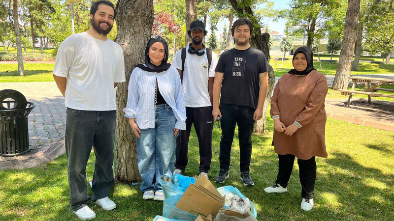 AGÜ’lü Öğrenciler, Farkındalık için Parklarda Çöp Topluyor