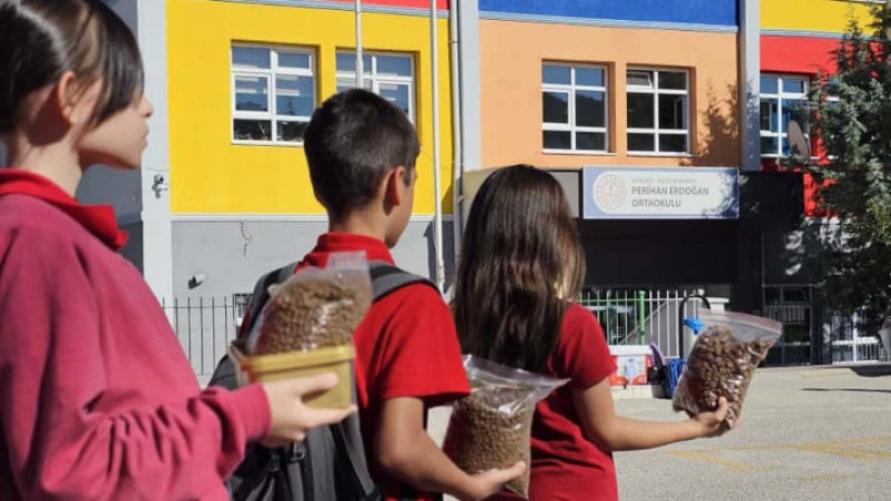 Minik Öğrencilerden Doğaya ve Hayvanlara Anlamlı Dokunuş