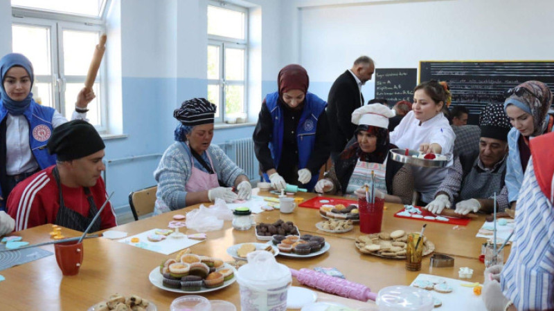 Erzincan'da Özel Gereksinimli Bireyler Pasta ve Kurabiye Yaparak Sosyalleşiyor
