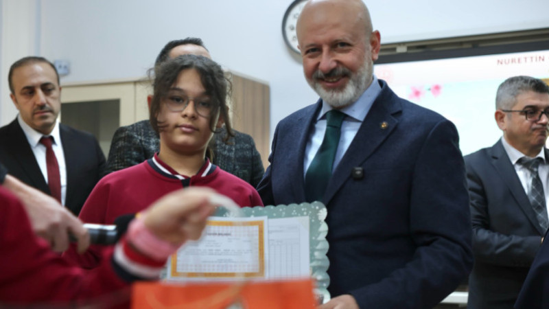 Başkan Çolakbayrakdar, Öğrencilerin Karne Heyecanına Ortak Oldu