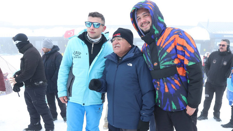 Başkan Büyükkılıç, Hafta Sonu Dolup Taşan Erciyes’te Kayak Tutkunları İle Bir Araya Geldi