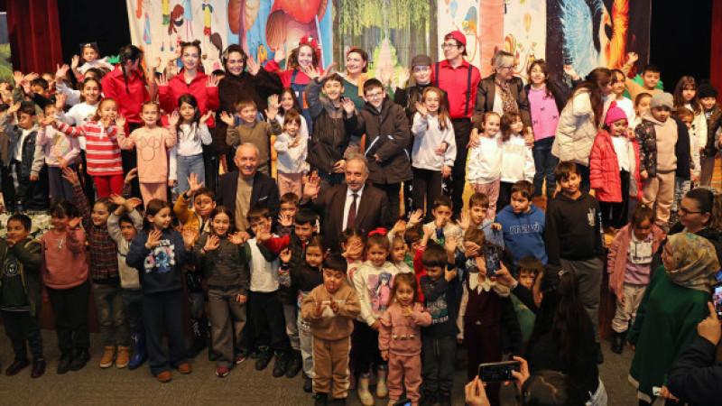 Çocuklar Başkan Amca'nın Karne Hediyesi ile Eğlendiler