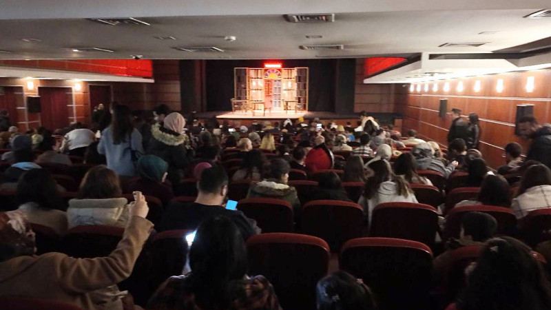 Öğrenciler doya doya tiyatro izledi