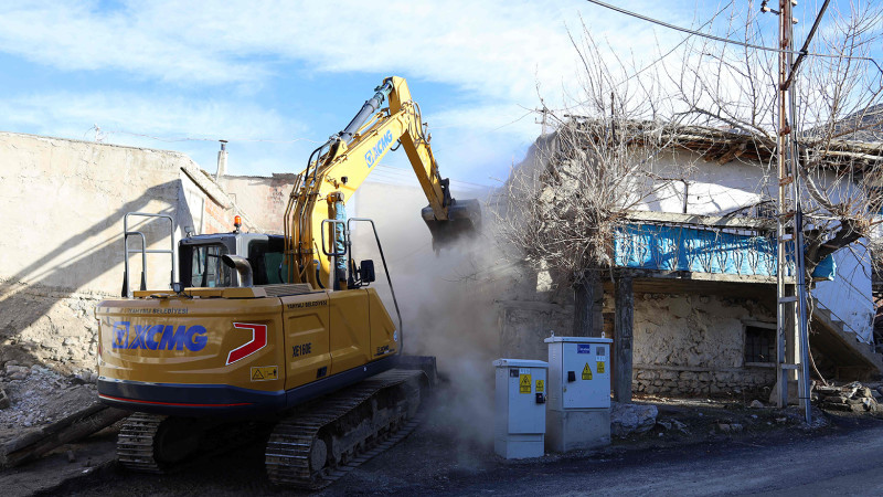 Yahyalı Belediyesi kepçeleri yıkıma başladı