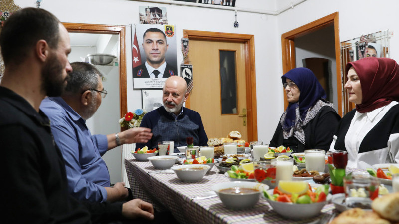 Çolakbayrakdar Çifti, İftar Sofrasında Şehit Ailesine Misafir Oldu