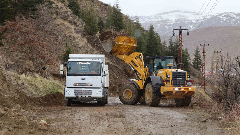 Yahyalı Meydanını 5 Mahalleye Bağlayan Ana Yolda Genişletme Çalışmaları Sürüyor