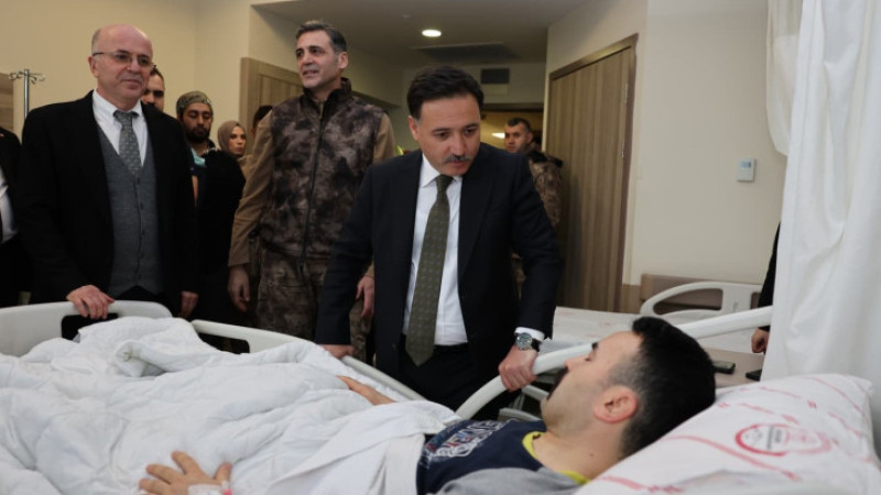 Vali Çiçek'ten operasyonda yaralanan özel harekat polisine ziyaret