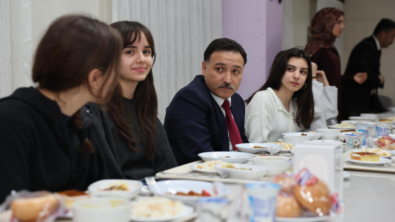 Vali Çiçek, Sümer Fen Lisesi öğrencileriyle iftarda buluştu