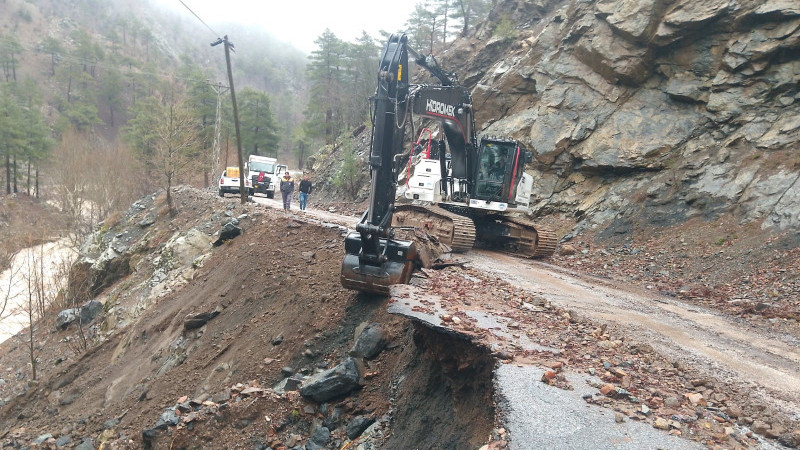 Büyükşehir, Yahyalı’da Sel ve Heyelan Sonucu Kapanan Yolları Ulaşıma Açtı