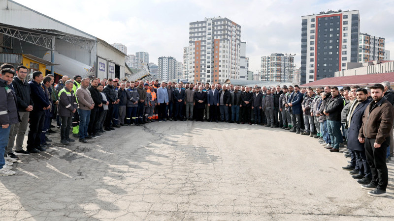 Talas’ta Bayram Coşkusu; Başkan Yalçın Personelle Kucaklaştı
