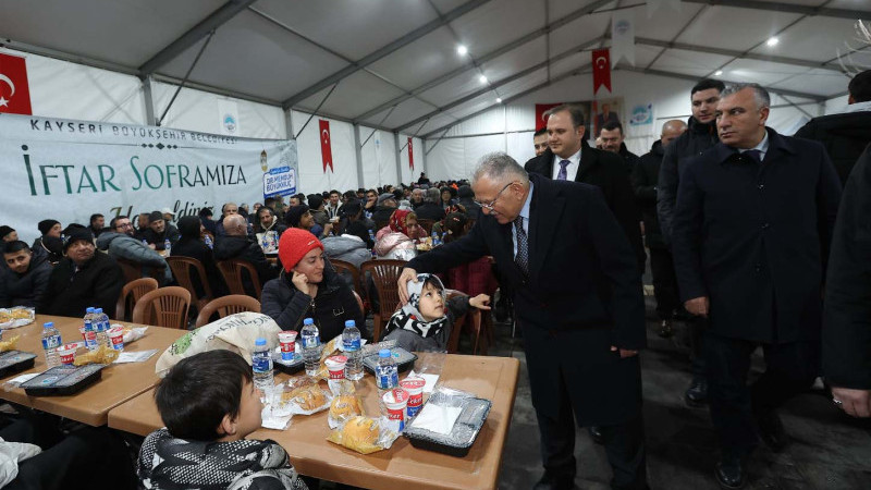 Büyükşehir, İftar Hizmetinde 30 Bini Aşkın Vatandaşa El Uzatarak Yürekleri Isıttı