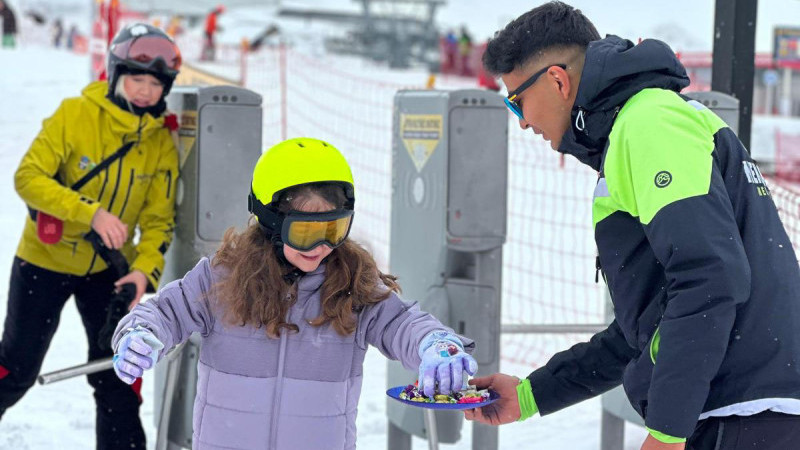Erciyes A.Ş. Bayram Sevincini Pistlere Taşıdı: Kayak Tutkunlarına Bayram Şekeri İkram Edildi