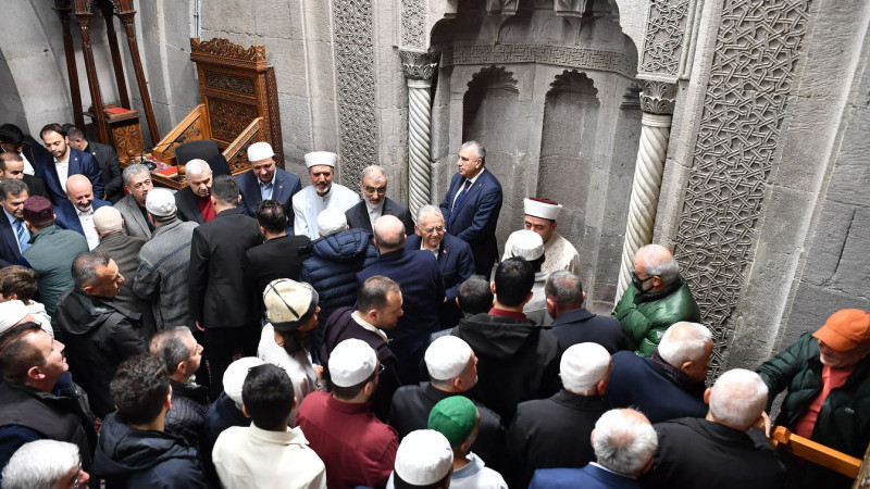 Kayseri’de bütün camilerde önce bayram namazı kılındı sonra bayramlaşma yaşandı