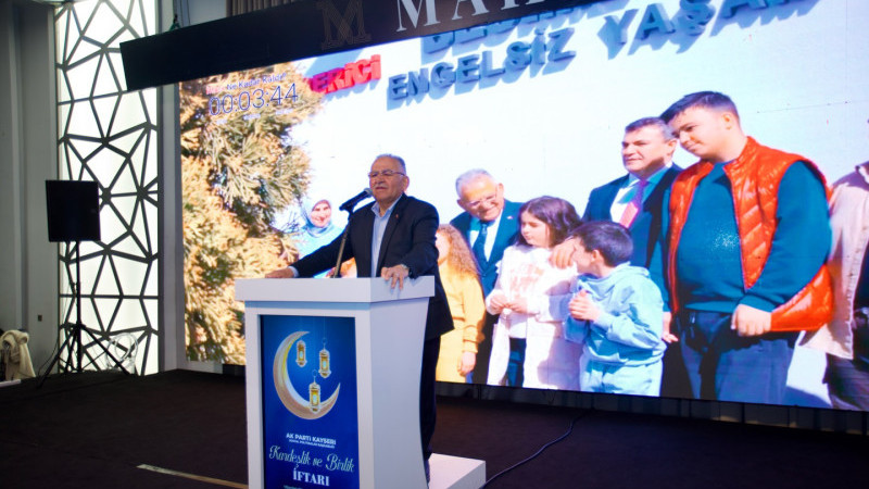 Büyükkılıç, Eşi Dr. Necmiye Büyükkılıç İle Birlikte Kardeşlik ve Birlik İftarına Katıldı