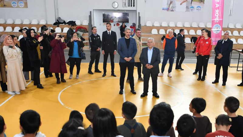 Başkan Büyükkılıç, Yürekleri Isıttı: Bayramda Çocukların Gönlünü Kazandı