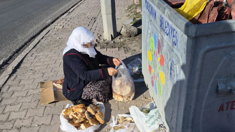 Büyükşehir Zabıtası, Evden Getirdikleri Eşyalarla Duygu Sömürüsü Yapan Dilencilere Göz Açtırmıyor