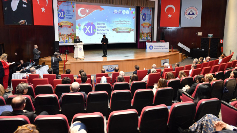 Büyükkılıç, 11. Erciyes Pediatri Akademisi Kongresi’nde Hekimlerle Buluştu