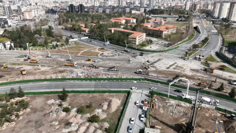 Büyükşehir’de Pazar Günü de Durmak Yok: Kartal Katlı Kavşağı’nda Hummalı Çalışma