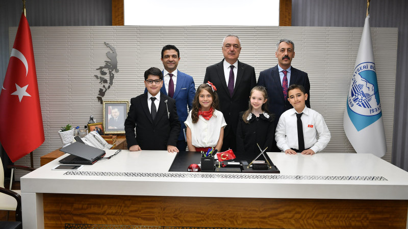 Büyükşehir’de Başkanlık Koltuğuna Minik Zeynep Oturdu