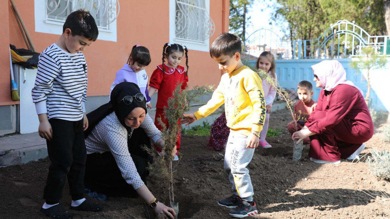 Kocasinan’da Minik Eller Toprağa Değiyor, Gelecek Yeşeriyor