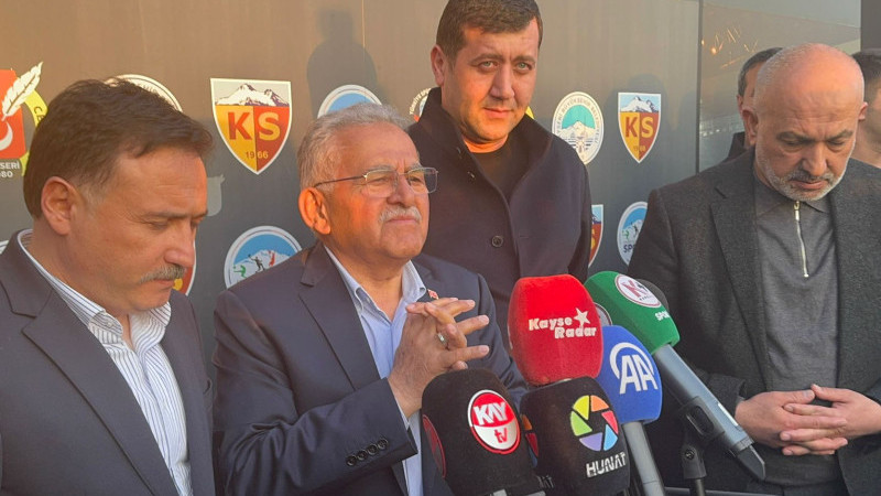 Vali ve Başkan futbolcuları tebrik etti