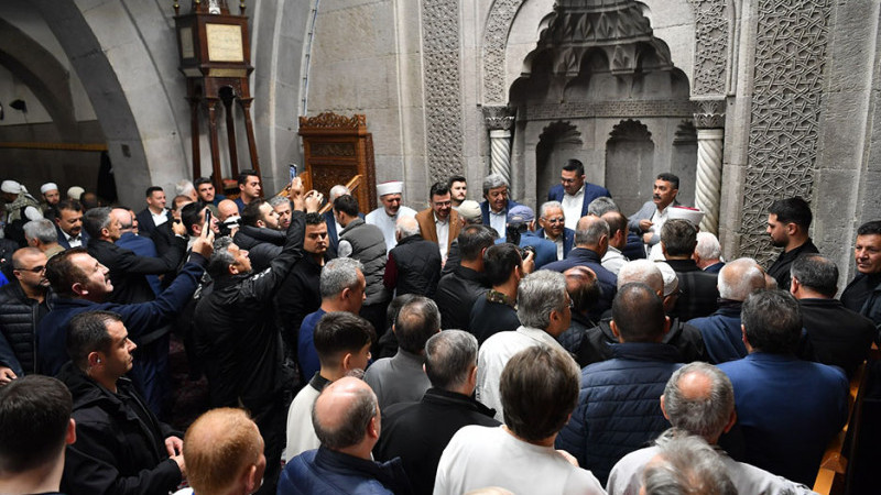 Başkan Büyükkılıç, Bayram Sabahında Vatandaşlarla Bayramlaştı