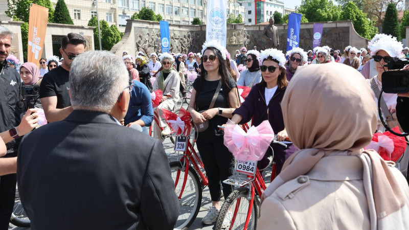 Başkan Büyükkılıç, “Çiçek Anneler Bisiklet Turu” Etkinliğine Katıldı
