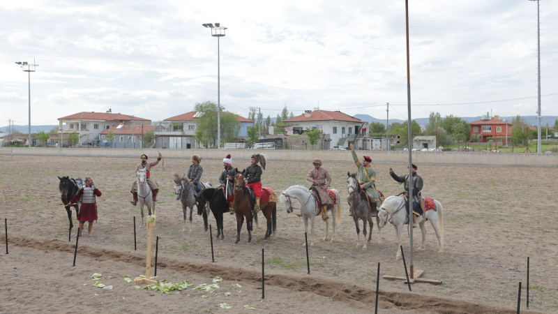 Büyükkılıç, “Erciyes’in Gölgesinde Geleneksel Atlı Spor Gösterisi”Ni İzledi