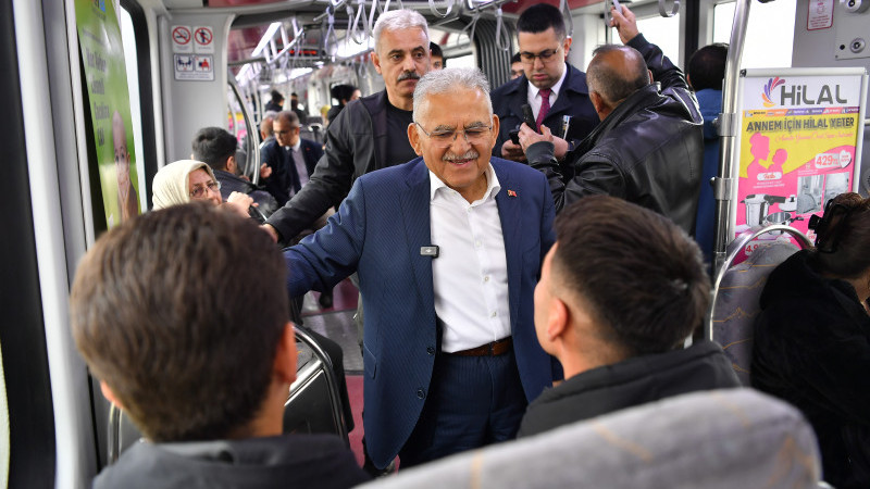 Başkan Büyükkılıç’tan Tramvayda Sıcak ve Samimi Yolculuk