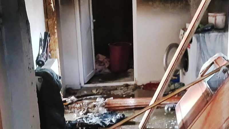 Mahalle muhtarı evi yanan aile için yardım çağrısında bulundu