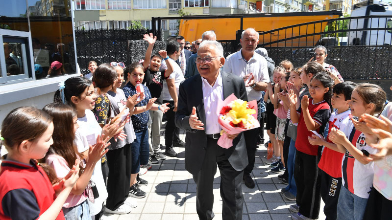 Başkan Büyükkılıç’tan Okullardaki Bahar Coşkusuna Yakın İlgi
