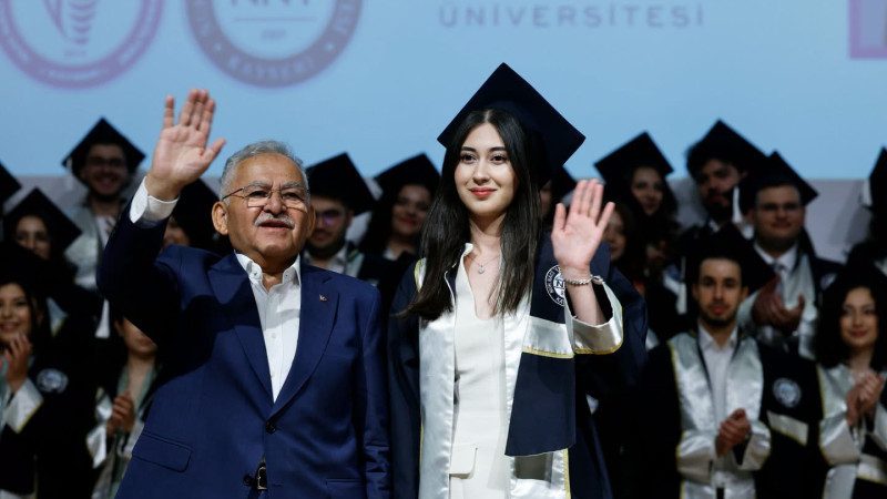 Büyükkılıç, Çiçeği Burnunda Diş Hekimlerinin Diploma Heyecanına Ortak Oldu