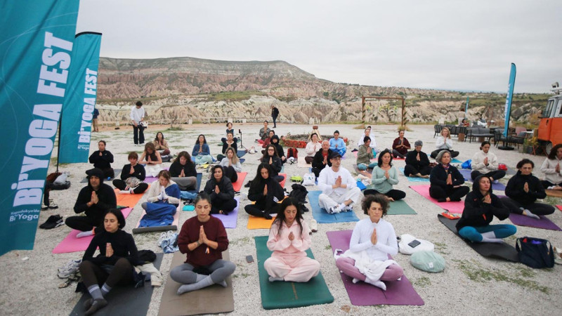 Kapadokya'nın peri bacaları manzarasında gün doğumu yogası